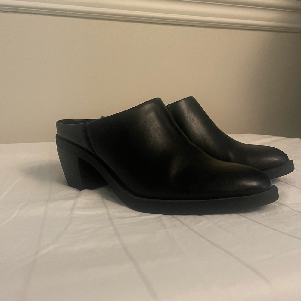 FRYE AND CO. Classic Black Mules